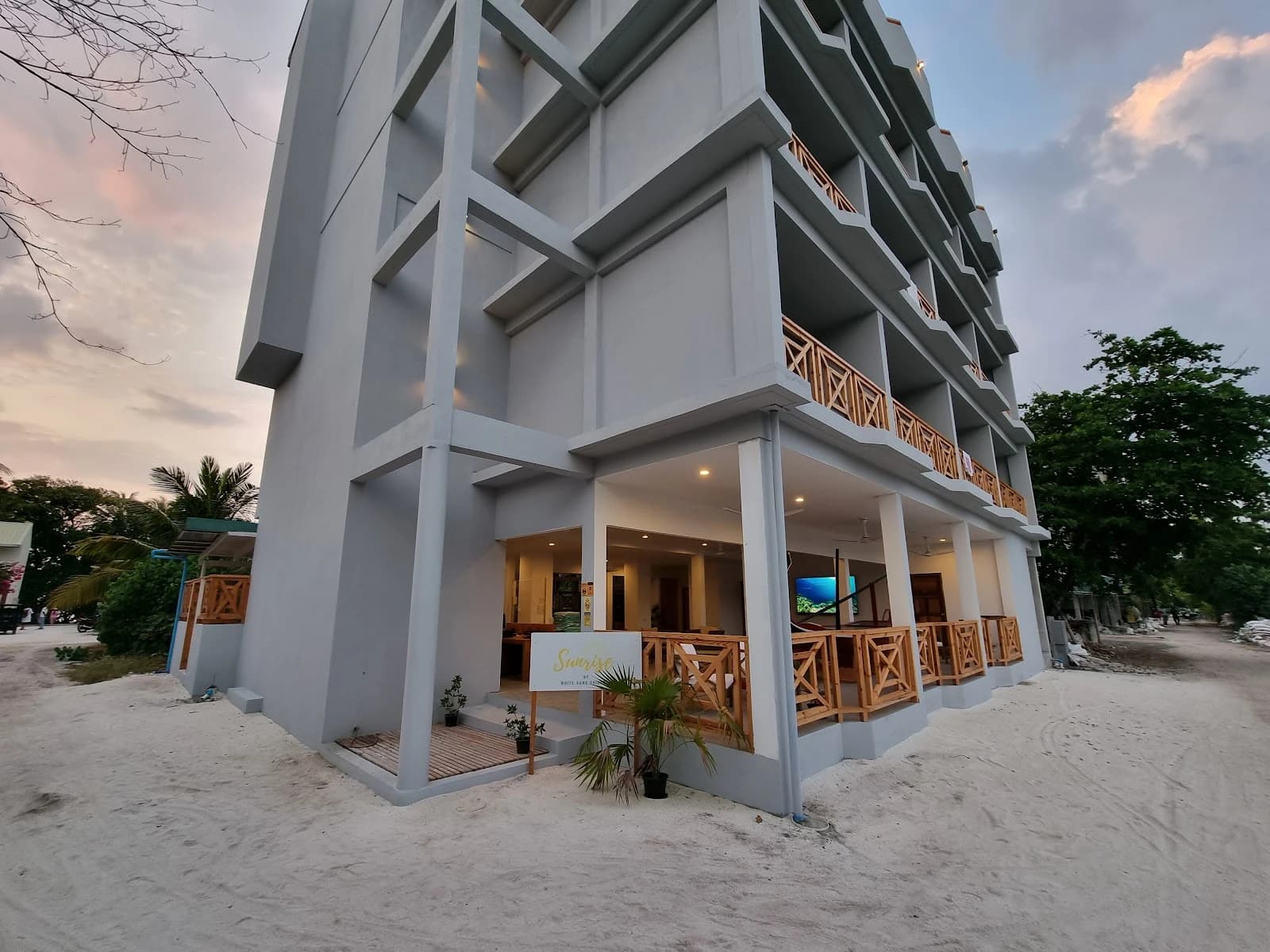 Sunrise by White Sand Dhigurah
