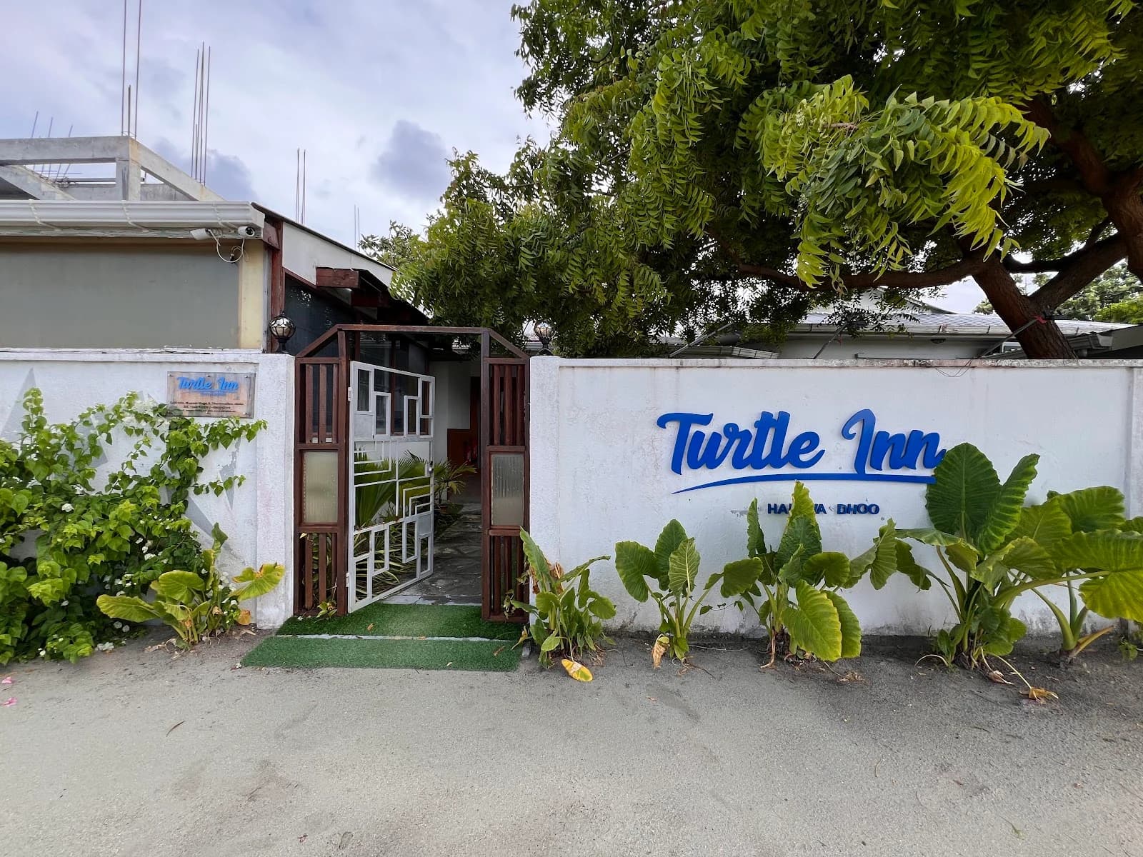 Turtle Inn Dharavandhoo